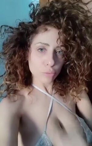 La Bella MILF Tettona Dai Capelli Ricci Gode Col Culo AmaPorn